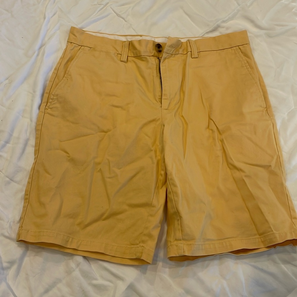 Old navy yellow khaki shorts. Size 32 waist.
